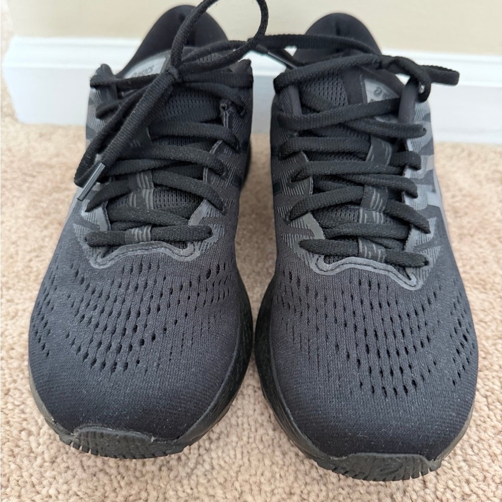 Women’s ASICS Gel-Kayano 28 running sneakers in black. Women's size 9